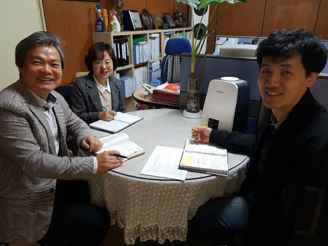 포항YMCA 법인본부 실무자들(왼쪽에서 시계방향으로 이상열 총장, 양경미 팀장, 김성모 간사.)