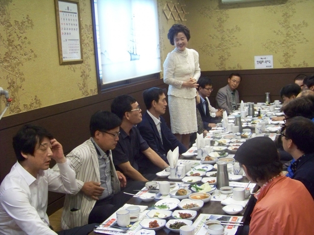 이순자 포항YMCA 이사장이 2016년 8월 29일 낮 12시 포항 시내 한 음식점에서 문화부·종교부 기자간담회를 갖고 경륜장 포항유치에 대한 반대입장을 설명하고 있다.