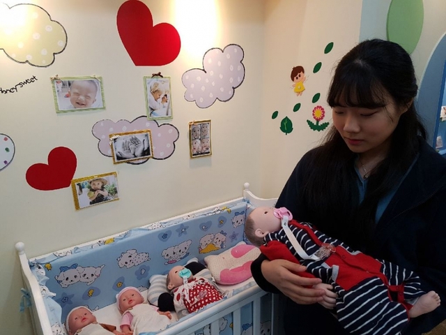 포항YMCA 사옥 4층에 마련된 청소년성문화센터 체험관. 윤영은 교사가 성문화체험관에 대해 소개하고 있다.