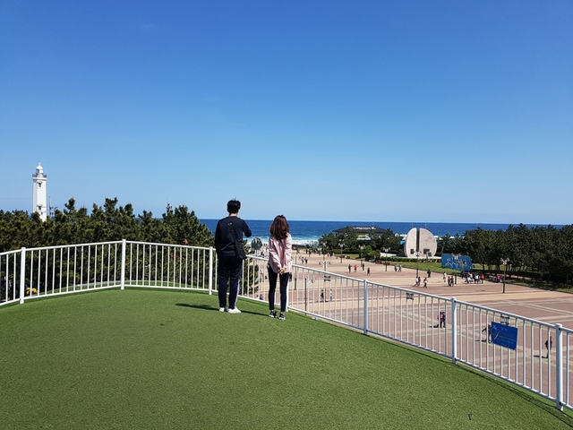 호미곶 앞바다에서 헤엄치는 고래를 형상화한 해오름 무대. 무대에서 호미곶 앞바다를 바라보는 연인.