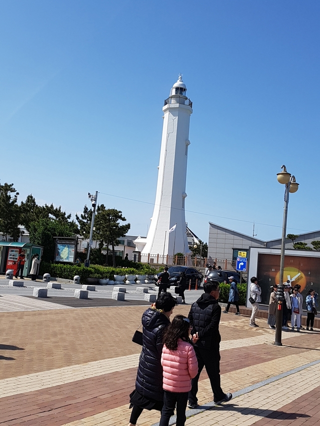 국내에서 두 번재로 붉을 밝힌 포항 호미곶등대.