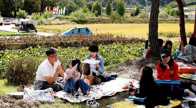 영양산나물축제장을 찾은 가족들.   /영양군 제공