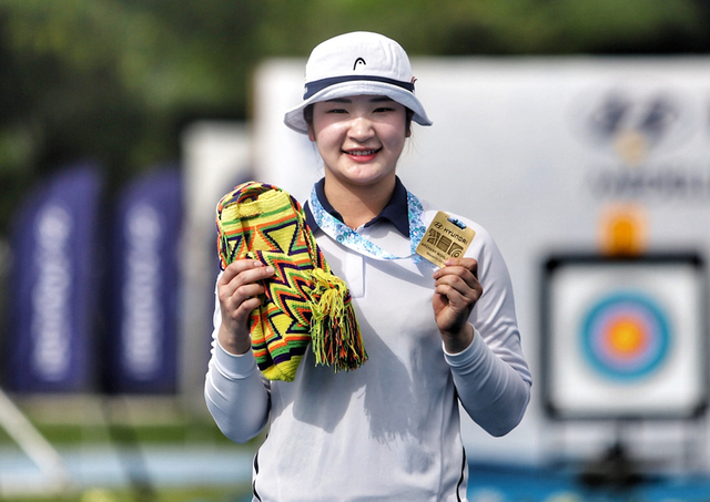 29일(한국시간) 콜롬비아 메데인에서 열린 2019 현대 양궁월드컵 1차 대회에서 여자 개인전, 여자 단체전, 혼성전 3관왕에 오른 강채영이 포즈를 취하고 있다.  /대한양궁협회 제공