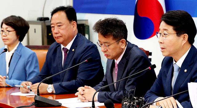 더불어민주당 조정식 정책위의장(오른쪽)이 30일 국회에서 열린 원내대책회의에서 발언하고 있다. /연합뉴스