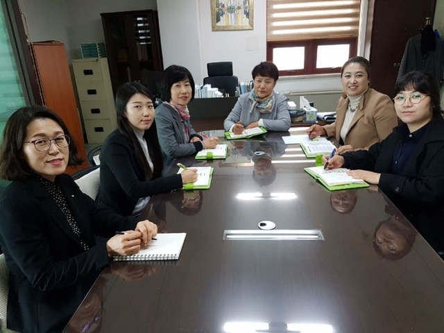 포항YWCA 실무자들. 이계영 사무총장(가운데)부터 시계방향으로 이정희 차장, 이유정 간사, 김옥경 간사, 이예린 차장, 진정숙 국장.