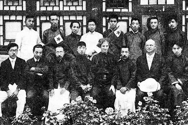 1922년 러시아의 시인이자 에스페란티스트인 바실리 에로센코가 방문했을 때의 사진. 아래 오른쪽에서 세 번째가 루쉰, 네 번째가 에로셴코. 아래 왼쪽에서 세 번째가 루쉰의 동생 저우쭤런이다.