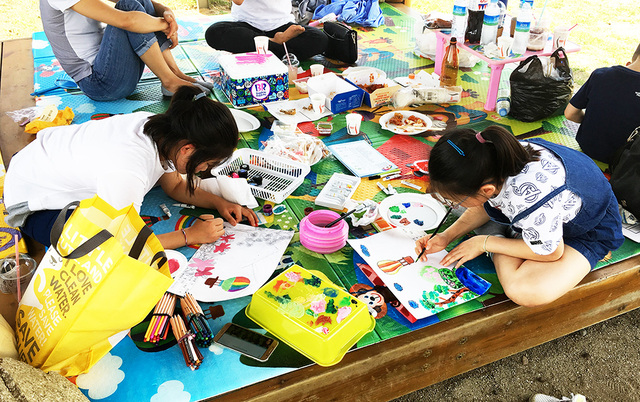 경북매일신문이 지난 5일 안동탈춤공원에서 개최한 ‘2019 경북어린이 백일장 및 사생대회(안동)’에 참가한 어린이가 그림 그리기에 집중하고 있다. 안동/손병현기자