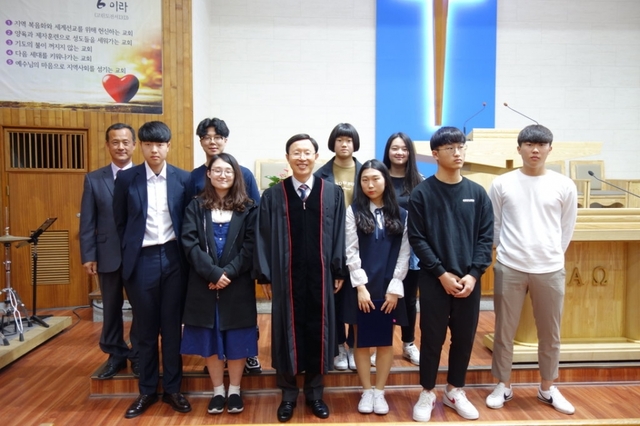포항흥해중앙교회(담임목사 고복남)가 지난 7일 교회 본당에서 사랑장학회 장학금 전달식을 갖고 기념촬영을 하고 있다.