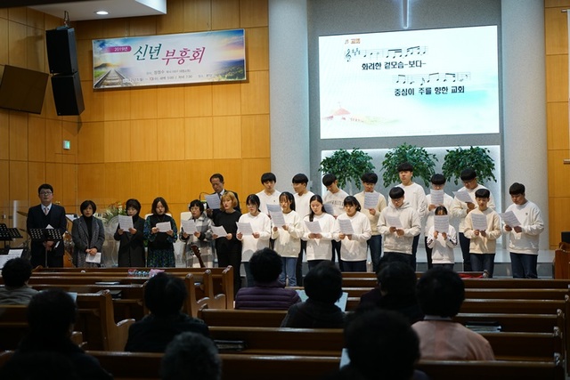 포항흥해제일교회(담임목사 정언용)는 지난 2월 10일 교회 본당에서 중고등부 찬양예배를 드리고 있다. 사진은 중고등부 합창 모습.