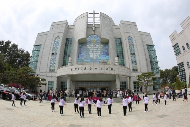 포항제일교회(담임목사 박영호)는 지난달 21일 교회 본당에서 부활절예배를 드렸다. 교회학교 아이들이 교회 마당에서 워십을 하고 있다.