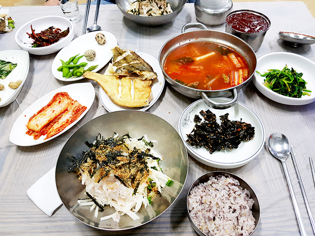 태화회식당의 물회 상차림.