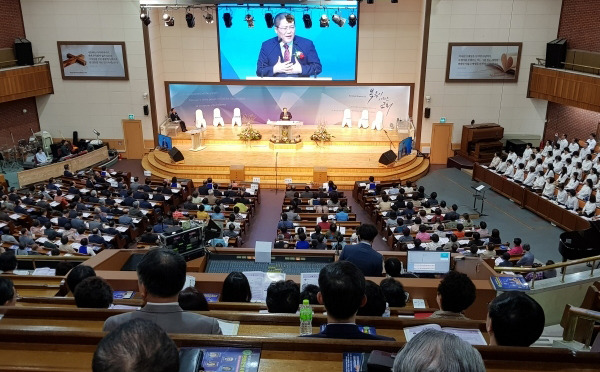 제13회 영호남성시화대회에서 설교하고 있는 광주시성시화운동본부 대표회장 김성원 목사.