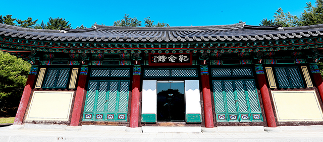 1999년 조성한 신돌석 장군 유적지 내에 자리한 충의사.