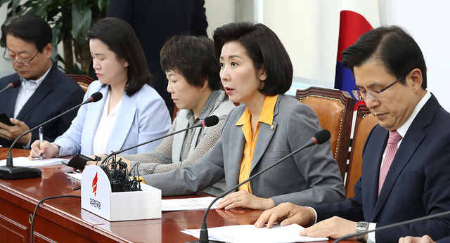 자유한국당 나경원 원내대표가 30일 최고위원회의에서 발언하고 있다.   /연합뉴스