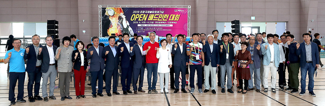 개회식에 참석한 내빈과 배드민턴 협회 관계자들이 성공적인 대회를 기원하며 화이팅을 외치고 있다.
