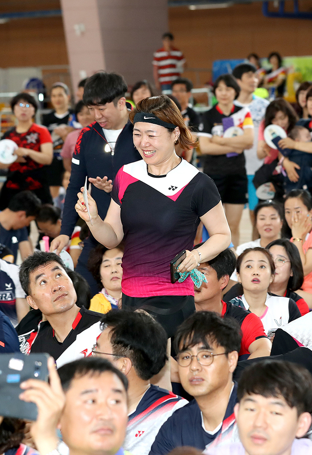 경품 추첨에 당첨된 한 동호인이 환한 표정으로 달려나오고 있다.