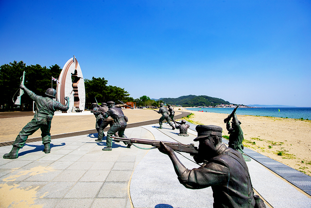 ‘장사상륙작전’ 당시를 재현한 조형물이 학도병들의 애국심을 떠올리게 한다.