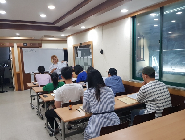 경산시 사회적 경제문화센터 강좌 중 하나인 만화 캐릭터 드로잉 수업 장면.
