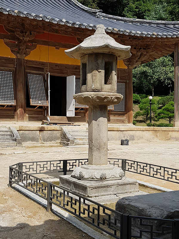 전통문화콘텐츠개발사업단은 영주 부석사 무량수전 앞 석등을 모델로 한 한옥 조경 석재 개발 사업도 펼치고 있다.   /전통문화콘텐츠개발사업단 제공