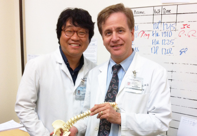 미국 데이비스 캘리포니아 대학 메디컬 센터(University of California DAVIS Medical Center) 연수 당시 김만수 부원장이 센터 관계자와 기념촬영을 하고 있다. /에스포항병원 제공