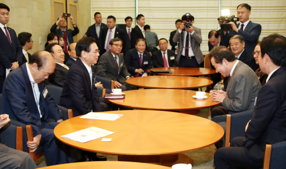 이낙연 국무총리가 17일 오전 서울 강남구 삼성동 코엑스에서 열린 국가조찬기도회에 앞서 참석자들과 환담하고 있다.