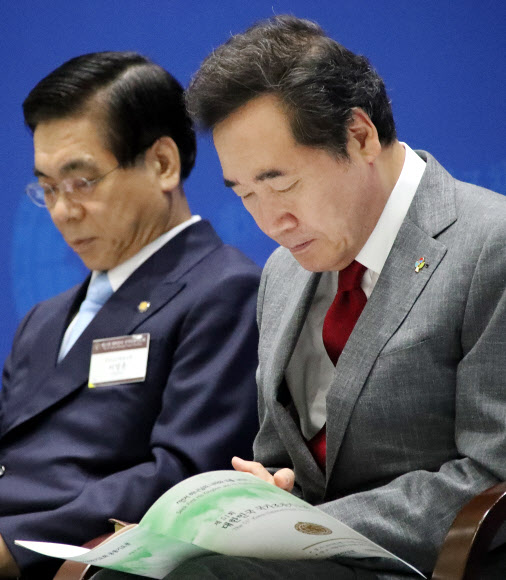 이낙연 국무총리가 17일 오전 서울 강남구 삼성동 코엑스에서 열린 국가조찬기도회에서 개회 기도를 하고 있다.