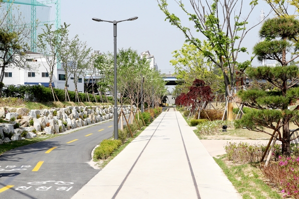 그린웨이 프로젝트의 하나로 옛 포항역에서 효자역까지 연결된 4.3km 구간의 철길숲 전경.  /포항시 제공