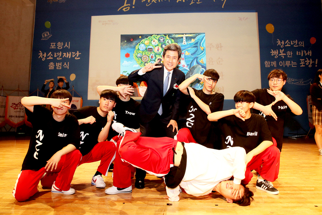 포항 흥해공업고등학교 비보이 동아리 더존크로우와 이강덕 포항시장이 기념사진을 촬영하고 있다.