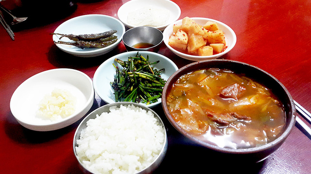 대구 달성공원 부근에 자리한 옛집식당 상차림.