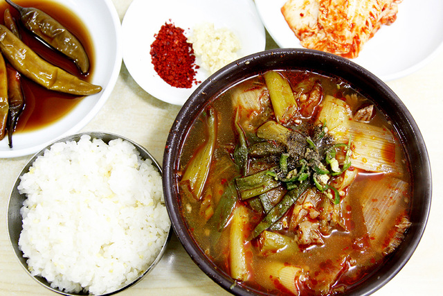 안동 중앙신시장의 옥야식당 선지국밥.
