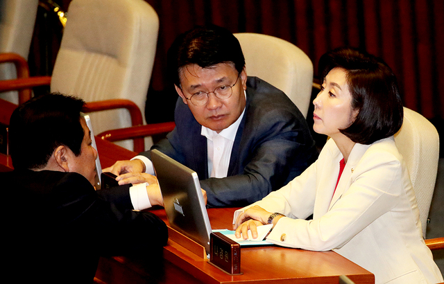 자유한국당 나경원 원내대표가 3일 국회 본회의장에서 더불어민주당 이인영 원내대표 교섭단체 대표연설을 듣고 있다.   /연합뉴스