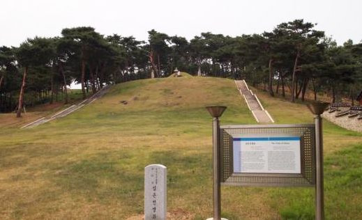 심온 선생 묘, 수원시 광교역사공원에 자리 잡고 있다. 강상인의 옥사에 연루된 심온은 청송 심씨로 세종의 장인이다.