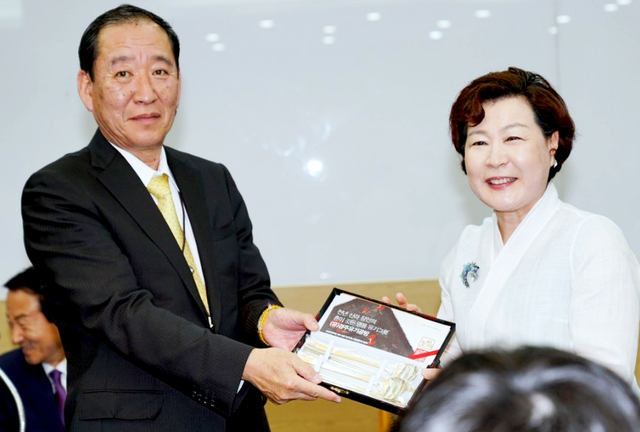 권혜경 경주교육지원청 교육장이 경주를 방문한 일본 치벤학원 후지타 키요시 이사장에게 선물을 전달하고 있다. /경주교육지원청 제공