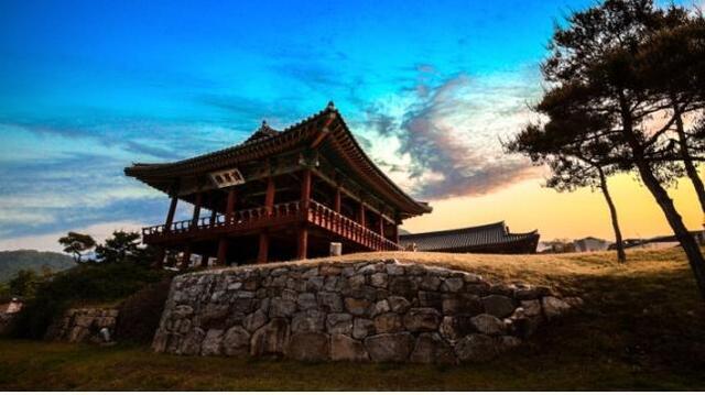 2.청송 찬경루. 1428년(세종 10년) 청송부사 하담이 경치가 빼어난 용전천 절벽 위에 지었다. 세종의 명을 받아 지었다고 한다. 찬경루 기문은 당시 경상도 관찰사인 홍여방이 세종의 왕비인 소헌왕후(昭憲王后·1395~1446)를 기리며 썼다.