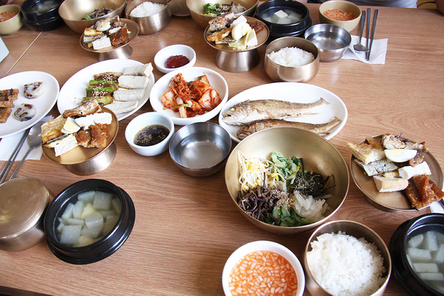 ‘까치구멍집’의 헛제사밥 4인상이다. 조기구이와 산적을 더했다. ‘톱 밥상’이 눈에 띈다.