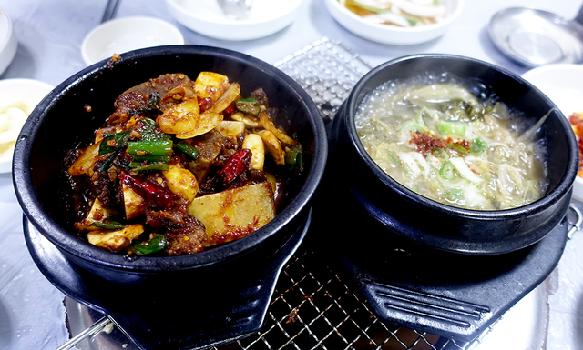 뉴서울갈비는 갈비뼈 찜과 우거지 된장국을 같이 내놓는다.