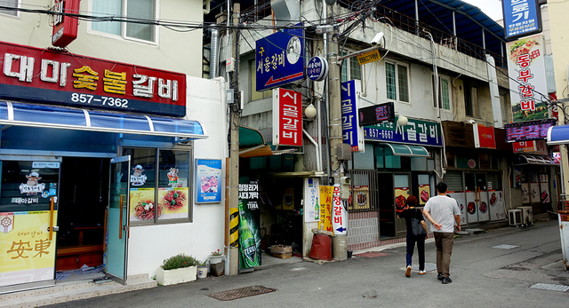 안동역 건너편의 안동갈비골목. 대마갈비, 시골갈비, 구서울갈비, 동부갈비 등의 간판이 보인다. 바로 곁에 뉴서울갈비, 거창갈비 등이 자리한다.