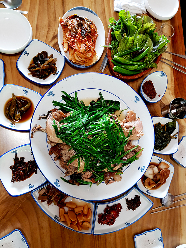 정갈한 차림새가 보기 좋은 달전식당 옻닭백숙 한 상.