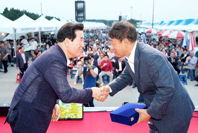 임학진 포항수협조합장(왼쪽)이 최윤채 경북매일신문 사장에게 감사패를 전달하고 있다.