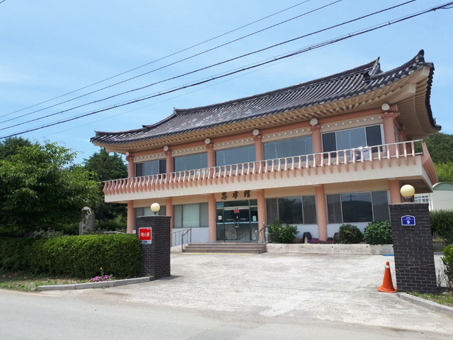장기충효관. 포항 장기가 충절의 고장임을 만인에게 알려 주는 시설이다, 뜻있게 살다가 간 사람들의 한 서린 아픔과 그 아픔 속에서 키워낸 진주 같은 무형의 문화유산들이 이곳 사람들의 내면을 적시고 있다는 증거물이기도 하다.