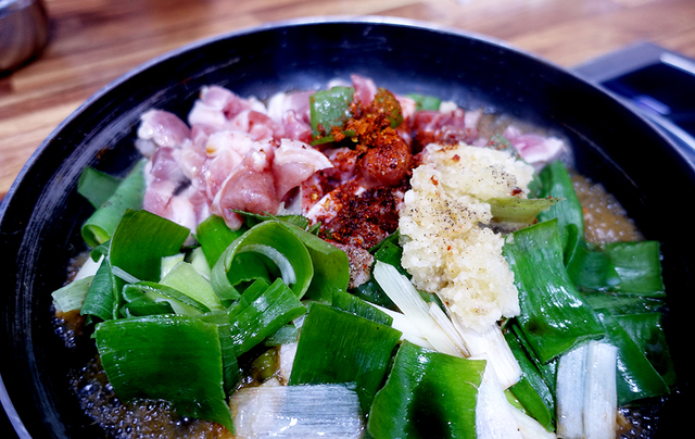 ‘옥천식육식당’은 재료를 주면 손님들이 직접 끓여먹는 방식이다. 육수가 곁들여진다.