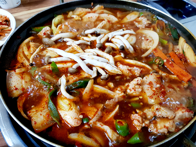 돼지고기 찌개다. 맛을 보면 잘 끓인 전골의 맛이 난다. 간장 베이스다.