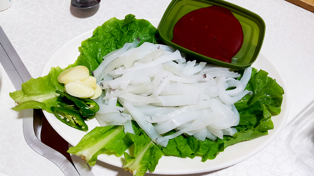 무늬오징어 회. 달고 고소한 맛이 일품이다.