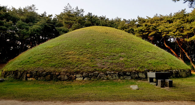 경주 낭산의 선덕여왕릉.