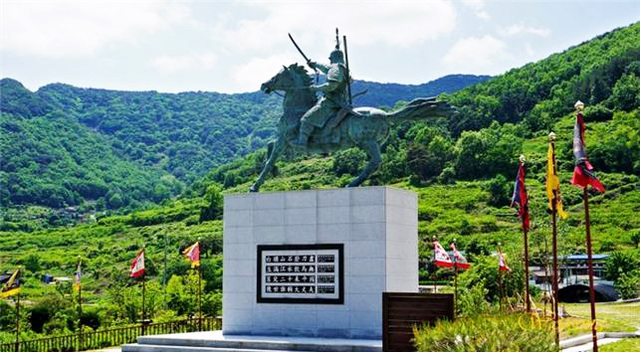 남이장군 기마상. 남이 할아버지의 묘소가 있는 경남 창녕군 부곡면 구산리에 있다.