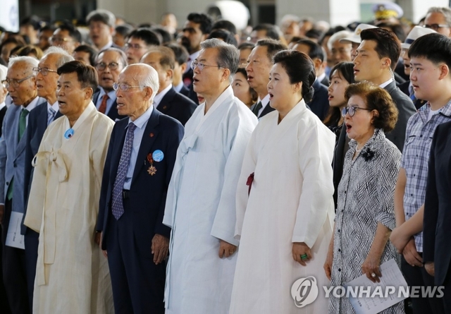 문재인 대통령이 15일 오전 천안 독립기념관 겨레의 집에서 열린 제74주년 광복절 경축식에서 애국가를 부르고 있다.