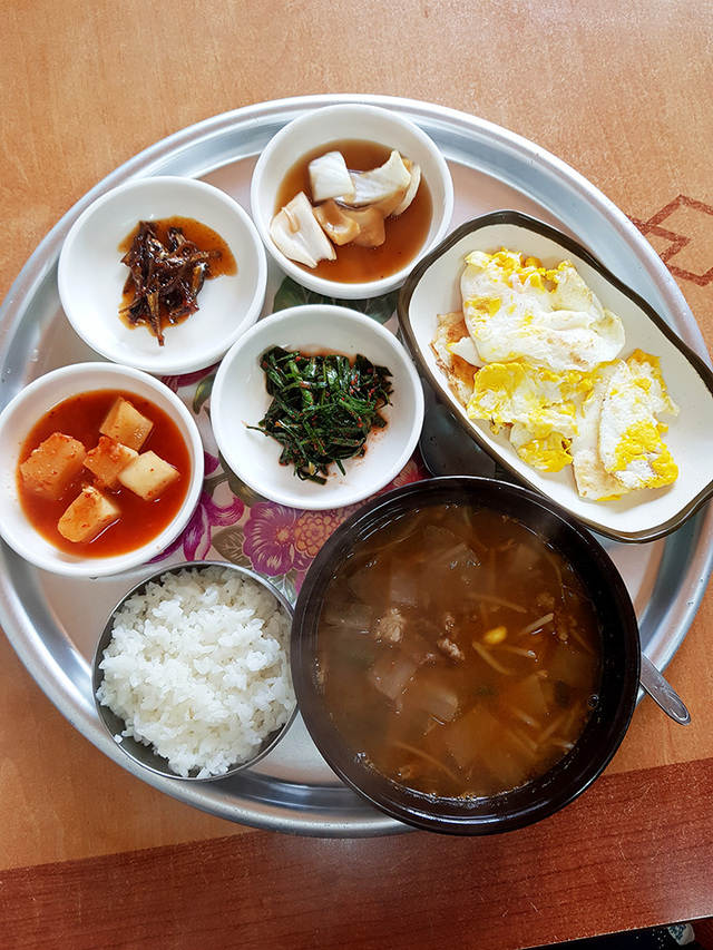 1 경주 황오동 팔우정 해장국거리 ‘포항해장국’의 소고기국밥.