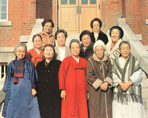 노익장 동창생.(아랫줄 오른쪽이 조애영) /경북여성정책개발원 제공