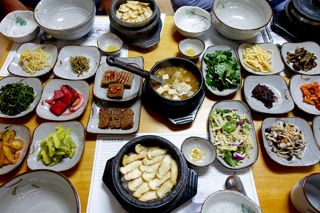 ‘용두식당’의 송이버섯돌솥밥은 송이버섯의 양이 푸짐하다. 돌솥밥에서 송이 향이 물씬난다.