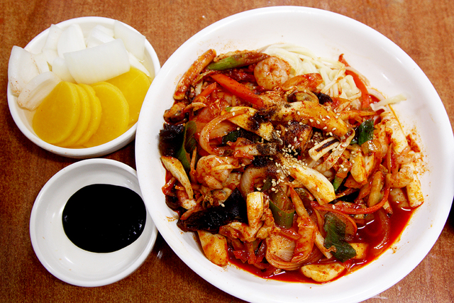성석제의 소설 ‘칼과 황홀’에서 우리나라에서 가장 맛있다고 소개한 볶음 우동(야끼우동).